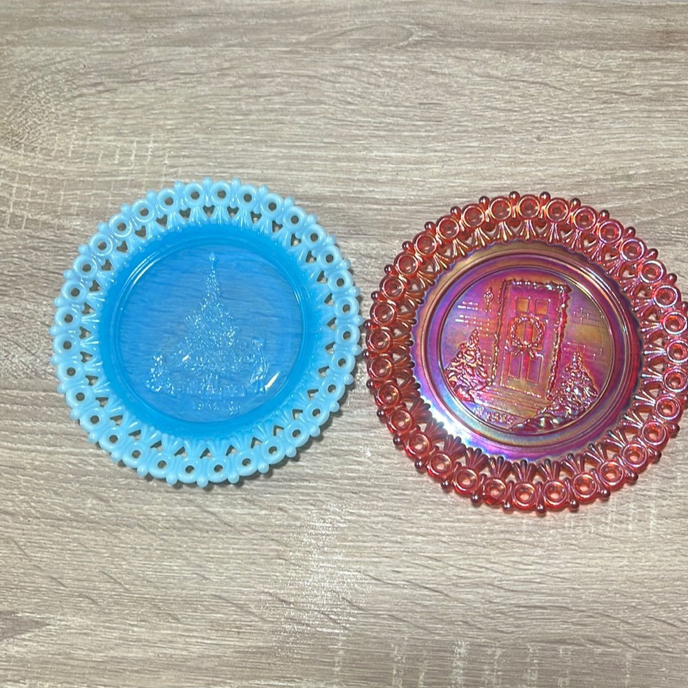 2 mosser glass collectibles plates 1983 and 1984 Christmas scenes. Vintage!